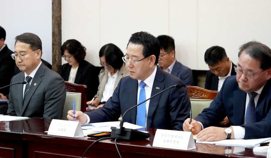▲ 김영록 전라남도지사가 1일 오후 김민석 국무총리(위원장)를 비롯한 관계 장관, 지자체, 위촉위원들이 참석한 가운데 정부서울청사에서 열린 ‘제1차 국가기간 전력망 확충 위원회’에서 모두발언을 경청하고 있다.ⓒ전라남도 제공