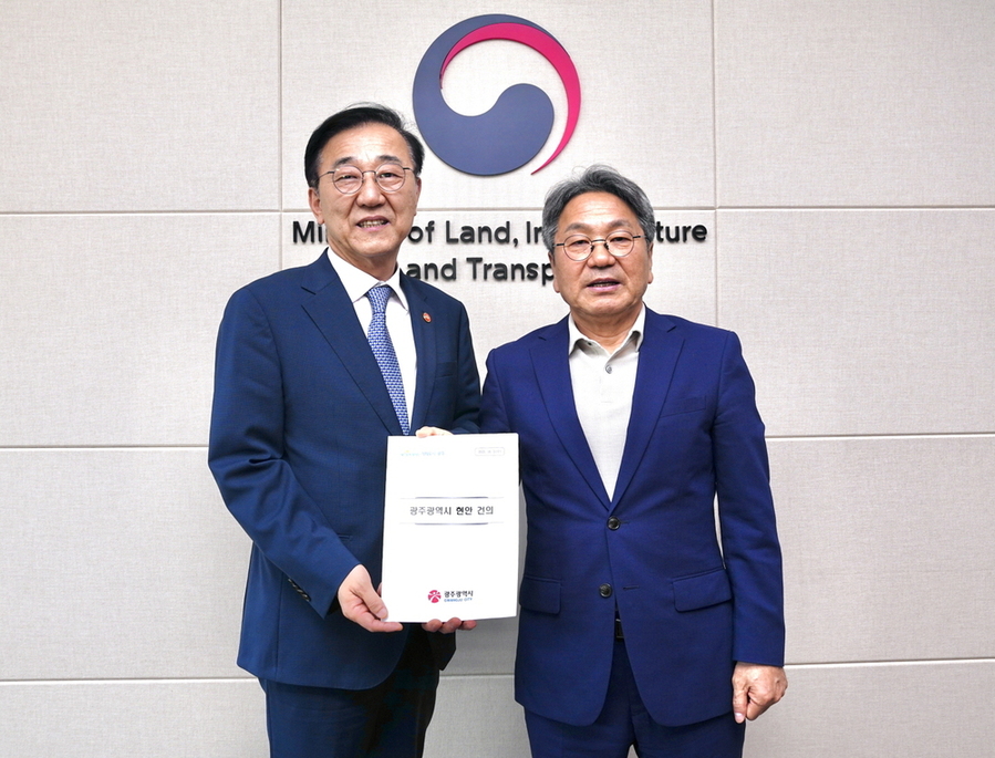 ▲ 강기정 광주광역시장이 1일 정부세종청사에서 김윤덕 국토교통부 장관을 만나 'KTX 호남선 공정운행' 등 광주시 주요 현안을 논의한 뒤 기념촬영을 하고 있다.ⓒ광주광역시 제공