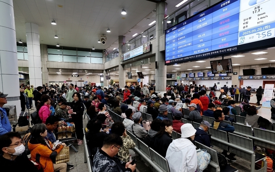 ▲ 인천항 여객터미널에 인천앞바다 섬을 가려는 이용객들이 북적이고 있다. ⓒ 인천항만공사 제공