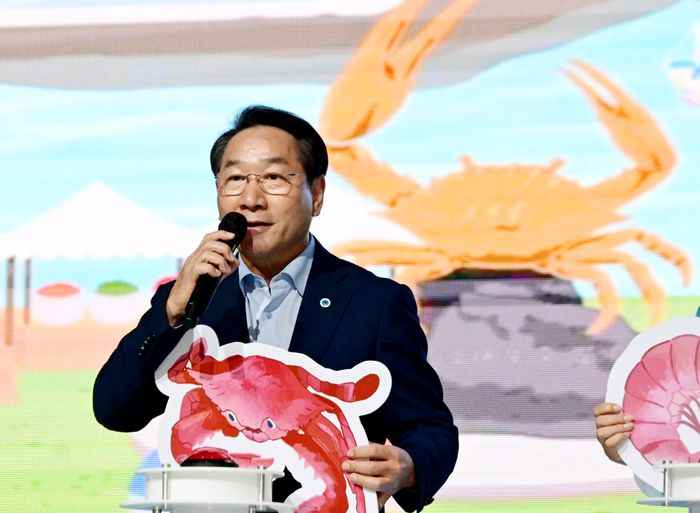 ▲ 유정복 인천시장이 최근 남동구 소래포구에서 열린 '제25회 소래포구 축제'에서 축사를 하고 있다. ⓒ인천시 제공