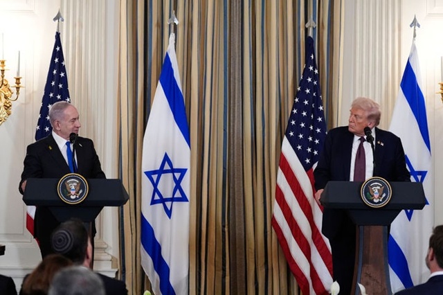 ▲ 베냐민 네타냐후 이스라엘 총리(좌)와 도널드 트럼프 미국 대통령이 백악관 국빈 만찬장에서 공동 기자회견 하고 있다. 251029 AP/뉴시스. ⓒ뉴시스