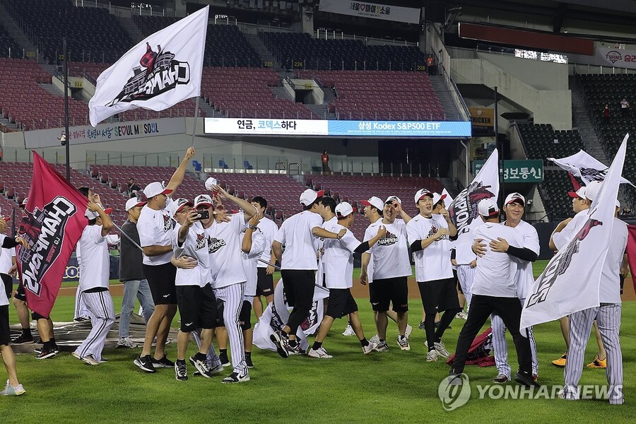 ▲ 한화가 9회 말 2아웃 상황에서 역전을 허용하며 정규리그 우승의 꿈이 무너졌다. LG가 정규리그 우승을 확정했다.ⓒ연합뉴스 제공