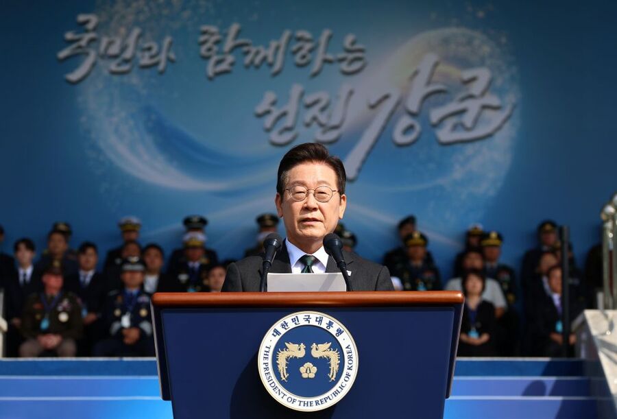 ▲ 이재명 대통령이 1일 충남 계룡대 대연병장에서 열린 건군 77주년 국군의 날 기념행사에서 기념사를 하고 있다. 대통령은 행사에서 지난해 비상계엄 사태를 언급하며 “국민을 지켜야 할 군대가 국민을 향해 총을 겨누는 일은 어떤 경우에도 있어서는 안 된다”고 강조했다. 그는 국민에게 신뢰받는 명예로운 국군으로 거듭나겠다는 의지를 밝히며 장병들을 격려했다.ⓒ뉴시스