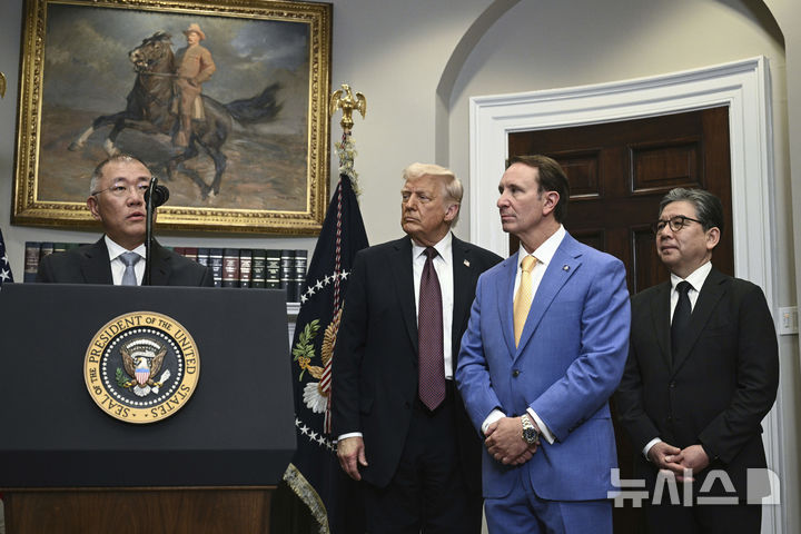 ▲ 정의선 현대차그룹 회장이 24일(현지 시간) 미국 워싱턴DC 백악관 루스벨트룸에서 도널드 트럼프 대통령이 지켜보는 가운데, 대미 신규투자 계획을 발표하고 있다ⓒ워싱턴=AP/뉴시스