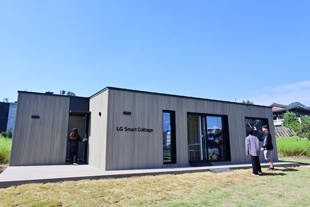 ▲ LG 스마트코티지 16평형 신모델이 서울 종로구 '열린송현 녹지광장'에 설치된 모습.ⓒLG전자