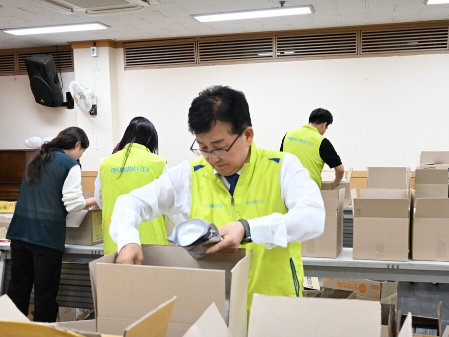 ▲ NH농협손해보험(대표이사 송춘수)은 지난달 29일 서울 서대문종합사회복지관(관장 정미령)을 찾아 취약계층을 위한 ‘추석맞이 사랑의 김치나눔 전달식’을 실시했다고 1일 밝혔다. 송춘수 대표이사가 명절음식 꾸러미를 포장하고 있다.ⓒ농협손보