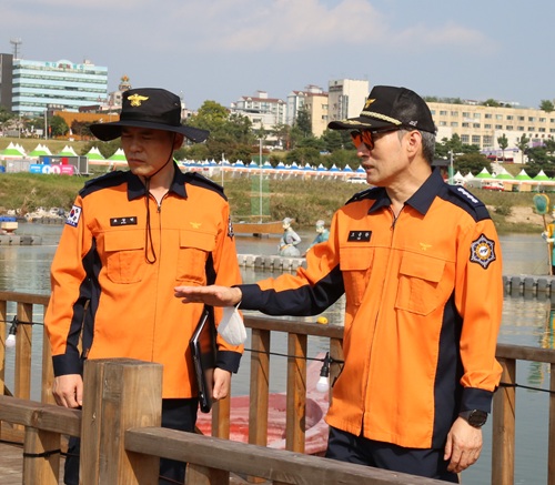 ▲ 충남 공주소방서가 제71회 백제문화제를 앞두고 지난 1일 금강신관공원 일대 행사장에서 안전 점검을 하고 있다.ⓒ공주소방서
