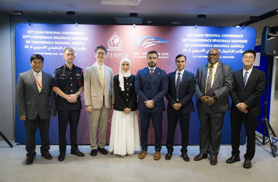 ▲ 인터폴 아시아 위원회 초대위원으로 선출된 박재석(왼쪽 세번째) 총경과 중국·호주·인도·아랍에미리트(UAE)·피지·필리핀·파푸아뉴기니 등 7개국 대표들. ⓒ경찰청