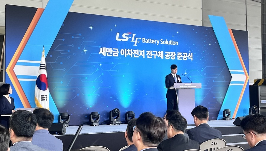 ▲ 허제홍 엘앤에프 이사회의장이 LS-엘앤에프 배터리솔루션(LLBS) 새만금 이차전지 전구체 공장 준공식에서 환영사를 전하고 있다.ⓒ엘앤에프