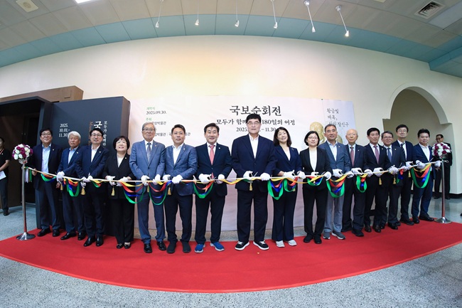 ▲ 삼척시립박물관이 국립중앙박물관 주최, 국립춘천박물관과 공동으로 마련한 국보순회전 '황금빛 매혹, 신라 장신구' 특별전을 지난 30일 개막했다. ⓒ삼척시