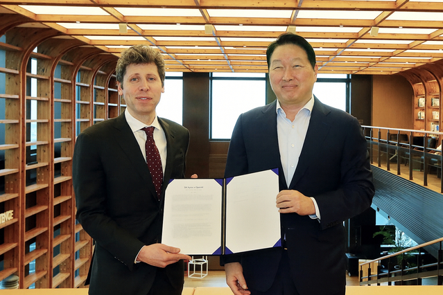 ▲ 최태원 SK그룹 회장과 샘 올트먼 오픈AI 최고경영자(CEO) 등 양사 경영진들이 1일 서울 종로구 SK서린빌딩에서 만나 메모리 공급 의향서(Memory Supply LOI)와 서남권 AI DC 협력에 관한 양해각서(MOU)를 체결했다.ⓒSK