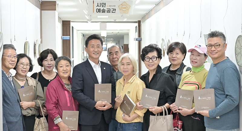 ▲ 임달희 공주시의회 의장이 지난 1일 시민예술공간에서 철화분청 도자기 전시회에 앞서'흙사랑 도예가' 회원들과 함께 기념촬영을 하고 있다.ⓒ공주시의회