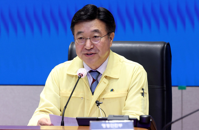 ▲ 윤호중 중앙재난안전대책본부장(행정안전부 장관)이 2일 오전 서울 종로구 정부서울청사 상황센터에서 열린 국가정보자원관리원(국정자원) 행정정보시스템 화재 관련 중앙재난안전대책본부(중대본) 8차 회의에서 발언하고 있다. ⓒ뉴시스