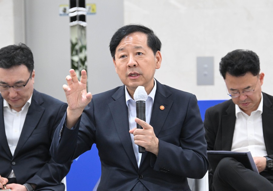 ▲ 구윤철 부총리 겸 기획재정부 장관이 1일 서울 강남구 삼성 청년 SW·AI 아카데미를 방문해 교육생, 강사들과의 간담회를 하고 있다. (사진=기획재정부 제공) 2025.10.01. ⓒ뉴시스