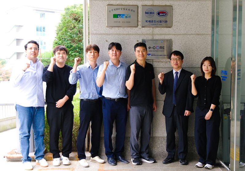 ▲ 차세대에너지및디스플레이소재분석센터 현판식에서 참석자들이 기념사진을 촬영하고 있다.ⓒ순천향대