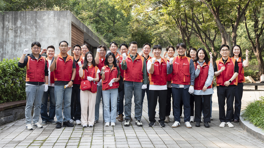 ▲ 이호정 대표 등 SK네트웍스 임직원들이 봉사활동에 참여한 모습. ⓒSK네트웍스