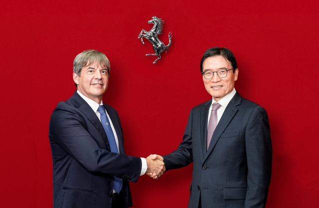 ▲ 프란체스코 비앙키 페라리 극동 및 중동 지역 지사장(왼쪽)과 김광철 FMK 대표이사가 기념 촬영을 하고 있다. ⓒ페라리코리아