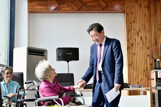 ▲ 김명기 횡성군수가 2일 관내 사회복지시설 등을 찾아 위문하며 군민 모두가 함께 넉넉하고 따뜻한 마음으로 서로에게 행복을 주는 풍성한 한가위가 되도록 격려했다. ⓒ횡성군