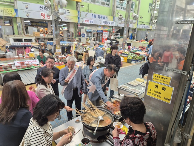 ▲ 김광철 삼척부시장이 2일 직원들과 함께 삼척중앙시장을 찾아 장을 보고 상인들을 격려하며 전통시장 이용을 독려했다. 이날 부시장을 비롯한 시청 직원들은 전통시장 내 점포에서 직접 물품을 구입하고 상인들의 애로사항을 경청하며 지역 상권 활성화에 힘을 보탰다. ⓒ삼척시