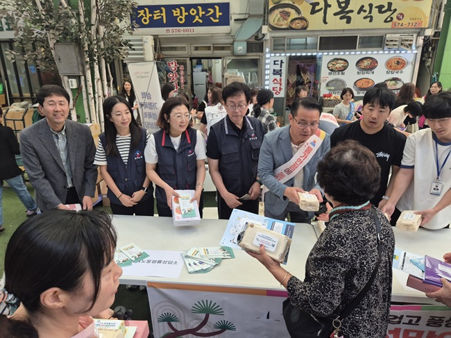 ▲ 김광철 삼척부시장이 2일 직원들과 함께 삼척중앙시장을 찾아 장을 보고 상인들을 격려하며 전통시장 이용을 독려했다. 이날 부시장을 비롯한 시청 직원들은 전통시장 내 점포에서 직접 물품을 구입하고 상인들의 애로사항을 경청하며 지역 상권 활성화에 힘을 보탰다. ⓒ삼척시