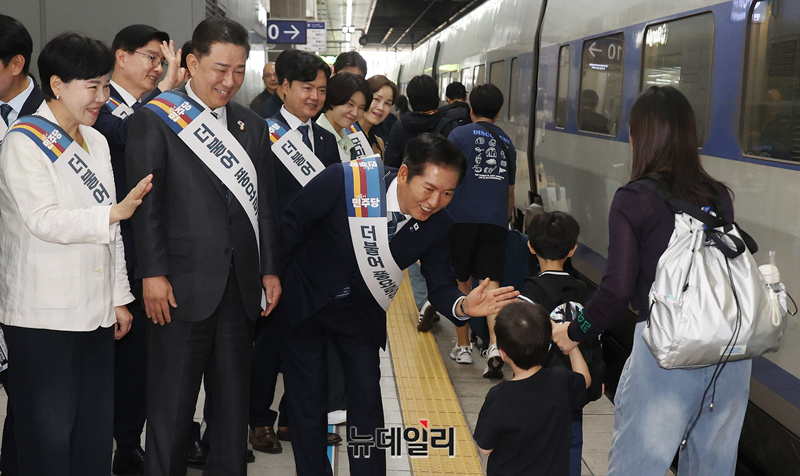 ▲ 정청래 더불어민주당 대표 및 지도부가 2일 오전 서울 용산역을 찾아 추석 귀성길에 나선 시민들에게 인사하고 있다. ⓒ이종현 기자