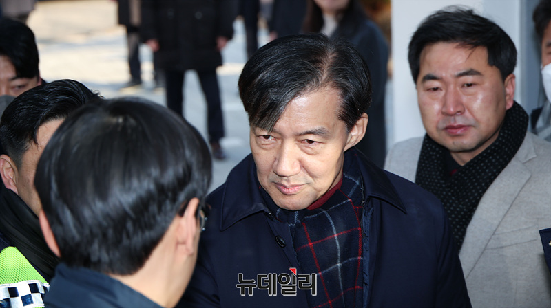 ▲ 자녀 입시 비리 혐의로 대법원으로부터 징역 2년 실형을 확정받은 조국 조국혁신당 비상대책위원장이 지난해 12월 16일 오전 경기 의왕 서울구치소로 향하고 있다ⓒ