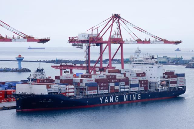 ▲ 대만 북부 지룽항구에 대만 해운선사 양밍해운의 컨테이너선이 정박해있다. 250728 로이터·연합뉴스. ⓒ연합뉴스