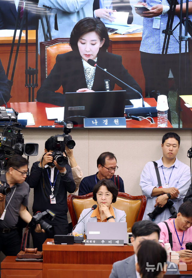 ▲ 추미애 국회 법제사법위원장이 지난달 30일 오후 서울 여의도 국회 법사위 전체회의에서 나경원 국민의힘 의원의 발언을 듣고 있다. ⓒ뉴시스