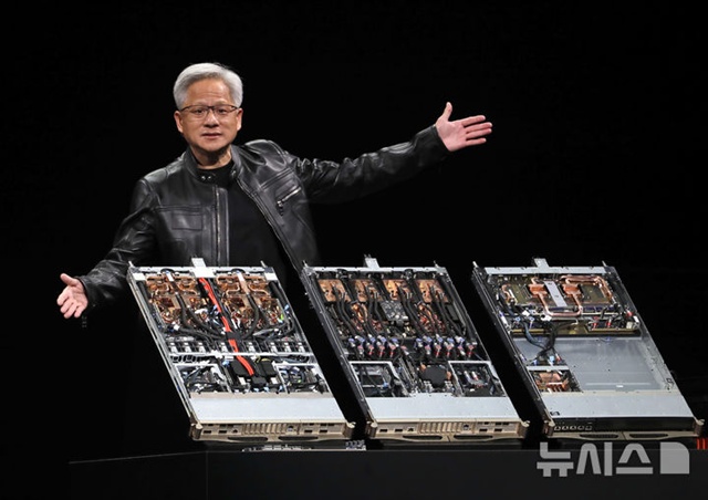 ▲ 젠슨 황 엔비디아 CEO가 대만 타이베이에서 '컴퓨텍스 2025' 개막을 앞두고 기조연설을 하고 있다. 250919 AP/뉴시스. ⓒ뉴시스