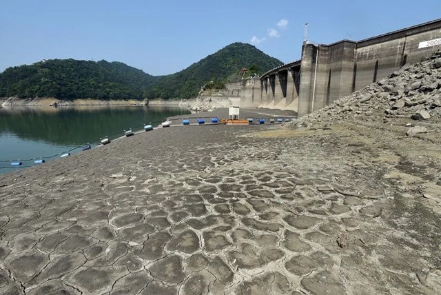 ▲ 2021년 대가뭄 당시 대만 북서부 타오위안에 있는 저수지(스먼)의 모습. 210502 신화/연합뉴스. ⓒ연합뉴스