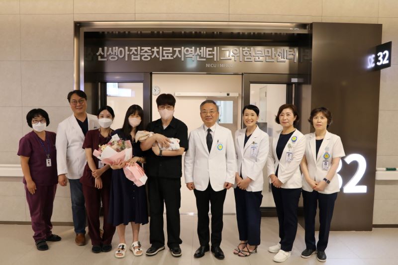 ▲ 유경희씨 가족이 퇴원하는 2일 유씨 가족과 이문수 병원장을 비롯한 의료진이 함께 기념 촬영을 하고 있다.ⓒ순천향대천안병원