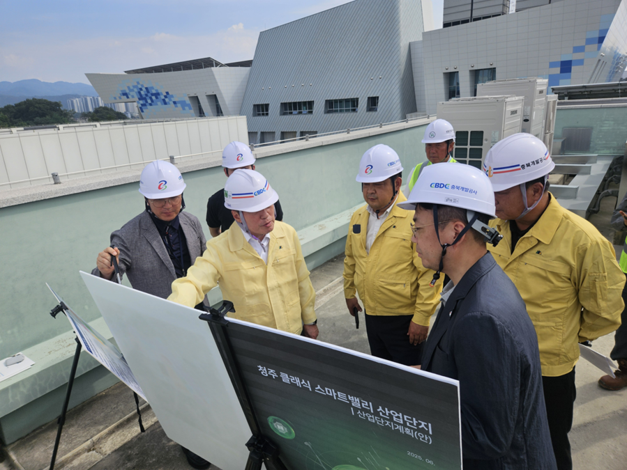 ▲ 김순구 신임 충북개발공사 사장이 2일 취임식 직후 주요 사업 현장을 둘러보고 관계자들과 대화를 나누고 있다.ⓒ충북개발공사