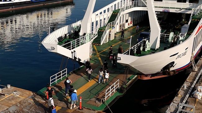 ▲ 여객들이 인천지역 여객선(차도선) '대부고속페리'를 이용하는 모습. ⓒ한국해양교통안전공단