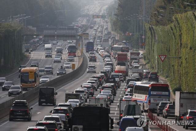 ▲ 2일 서울 서초구 잠원IC 인근 경부고속도로 하행선에서 차량이 정체를 빚고 있다. ⓒ연합뉴스