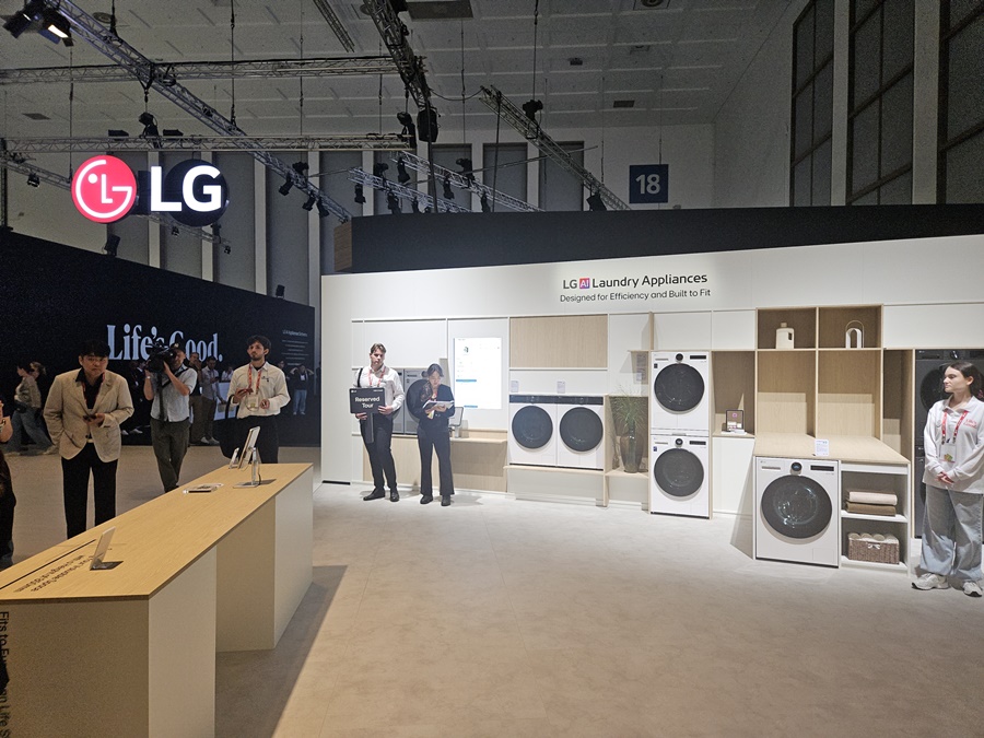 ▲ LG전자가 지난달 초 독일 베를린에서 열린 유럽 최대 가전 전시회 IFA2025에 참가했다. LG전자 IFA2025 부스 전경ⓒ윤아름 기자