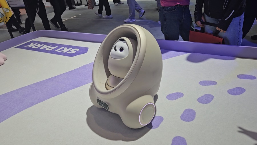 ▲ 중국 최대 가전사인 TCL, 하이얼, 하이센스가 지난달 초 독일 베를린에서 열린 유럽 최대 가전 전시회 IFA2025에 참가했다. TCL AI 홈 허브 '에이미(AiMe)'ⓒ윤아름 기자