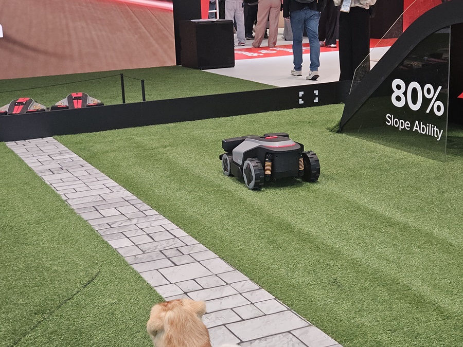 ▲ 중국 로봇청소기 기업인 로보락, 에코백스, 드리미 등이 지난달 초 독일 베를린에서 열린 유럽 최대 가전 전시회 IFA2025에 참가했다. 로보락 잔디깎이 로봇ⓒ윤아름 기자