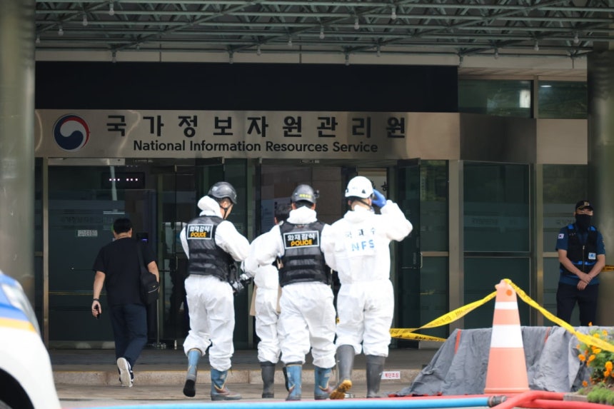 ▲ 30일 오전 대전 유성구 국가정보자원관리원(국정자원) 화재 현장에서 감식 관계자들이 4일차 현장 감식을 벌이고 있다. ⓒ연합뉴스