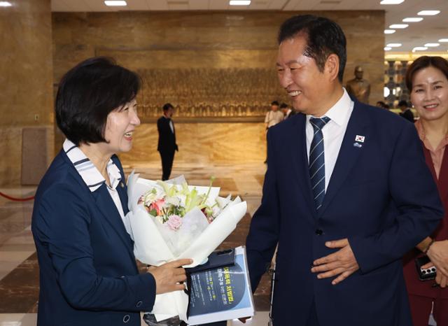 ▲ 지난 8월 21일 서울 여의도 국회 본회의에서 법제사법위원회 위원장으로 선출된 추미애 더불어민주당 의원이 본회의장을 나서며 정청래 대표와 인사를 나누고 있다.ⓒ연합뉴스