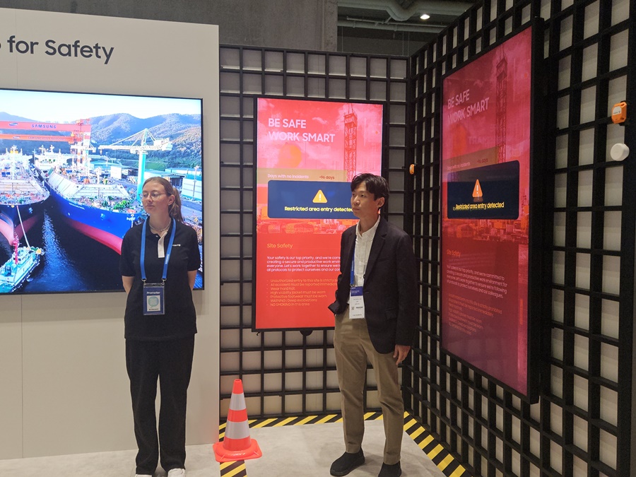 ▲ 삼성전자가 지난달 초 독일 베를린에서 열린 유럽 최대 가전 전시회 IFA2025에 참가했다. 스마트싱스 프로 시스템을 통해 작업자가 위험 지역에 접근했을 경우를 시뮬레이션 하는 모습.ⓒ윤아름 기자