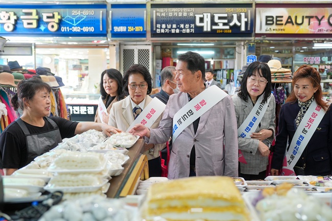 ▲ 전통시장을 방문한 신경호 교육감. ⓒ강원특별자치도교육청