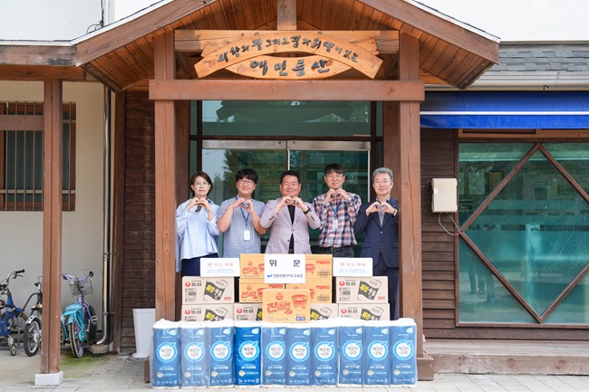 ▲ 강원특별자치도교육청이 2일 추석 명절을 앞두고 지역 경제 활성화와 청렴문화 확산을 위해 전통시장을 방문하고 더불어 이웃과 정을 나누기 위해 사회복지시설을 찾아 위문품을 전달했다. ⓒ강원특별자치도교육청