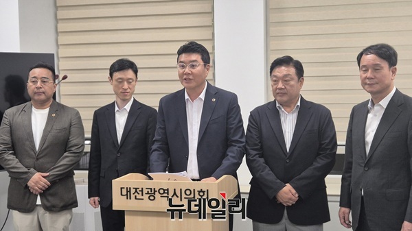 ▲ 국민의힘 대전 동구지역 시의원들이 2일 기자회견을 하고 있다.ⓒ김경태 기자