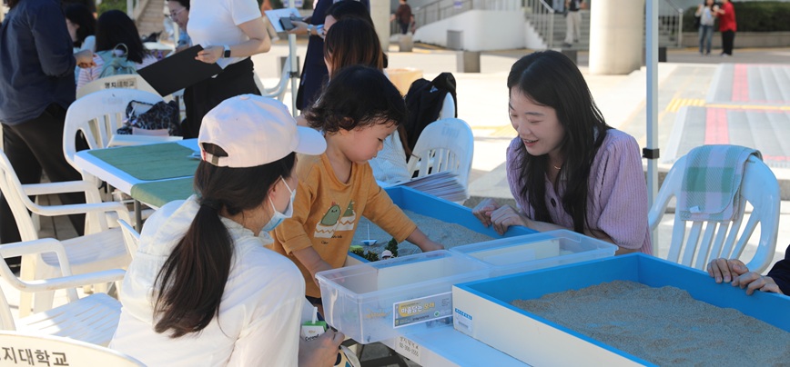 ▲ 통합돌봄 체험 한마당에 마련된 모래놀이치료 부스.ⓒ명지대