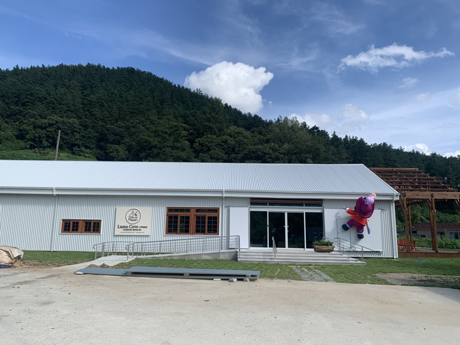 ▲ 1952년 준공돼 세월의 흔적을 간직하던 괴산군 청천면 옛 엽연초 창고가 어린이 문화공간 ‘루마코브(Luma Cove)’로 다시 태어났다.ⓒ충북도