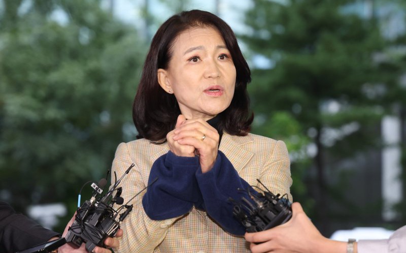 ▲ 공직선거법·국가공무원법 위반 등 혐의로 체포된 이진숙 전 방송통신위원장이 2일 서울 영등포경찰서로 압송되고 있다. ⓒ뉴시스