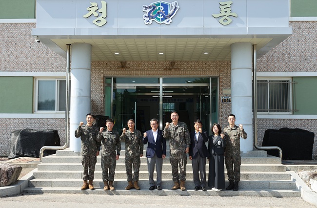 ▲ 김홍규 강릉시장이 추석을 앞두고 2일 육군 제23경비여단 등 강릉시 관할 9개 부대를 방문해 군 장병들의 노고를 격려하고, 가뭄 극복을 위한 급수 지원에 적극 힘써준 데 대해 강릉시민을 대표해 깊은 감사를 전했다. 김홍규 강릉시장은 