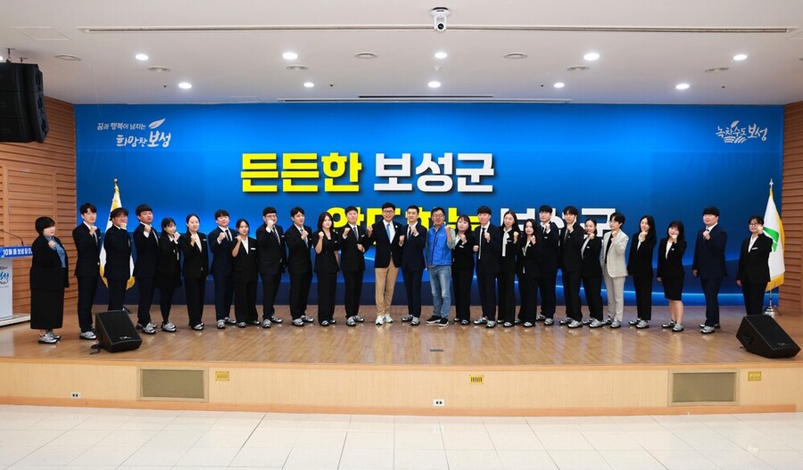 ▲ 보성군, 신규 직원들과 함께하는 10월 보성 달모임 개최_군은 신규 직원들의 첫걸음을 응원하기 위해 ‘신규자 꾸러미’로 운동화를 증정하며 “새 운동화가 닳도록 보성군 곳곳을 누비며 함께 뛰어달라”는 메시지를 전했다.ⓒ보성군 제공