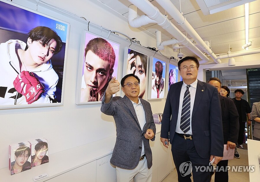 ▲ 김대현 문화체육관광부 제2차관이 명동관광특구 일대 관광 수용태세 점검 및 현장의견 청취를 위해 지난 2일 서울 중구 명동의 케이팝 관련 용품 가게를 방문하고 있다. ⓒ연합뉴스