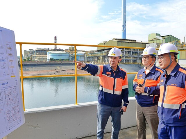 ▲ 최윤범 고려아연 회장이 온산제련소 현장을 점검하고 있다. ⓒ고려아연